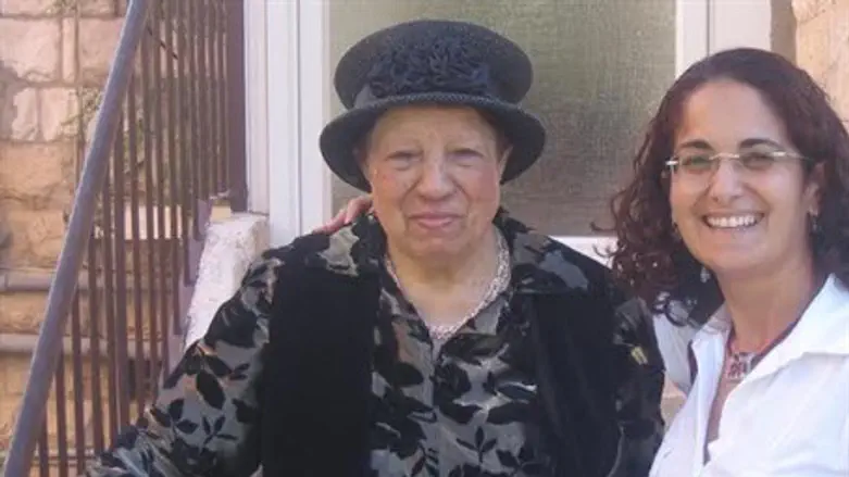 Rabbanit Kapach and granddaughter