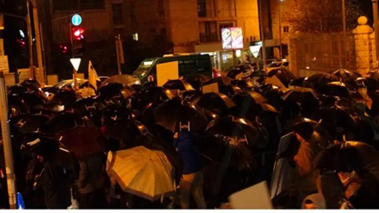 Protesters against the terrorist release marc