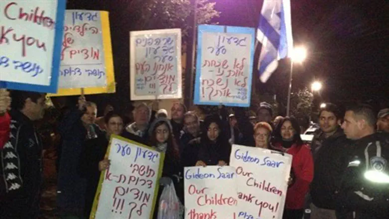 המפגינים מול ביתו של סער