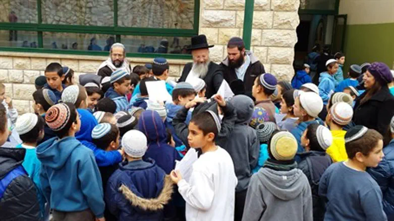 Children Pray for Jonathan Pollard