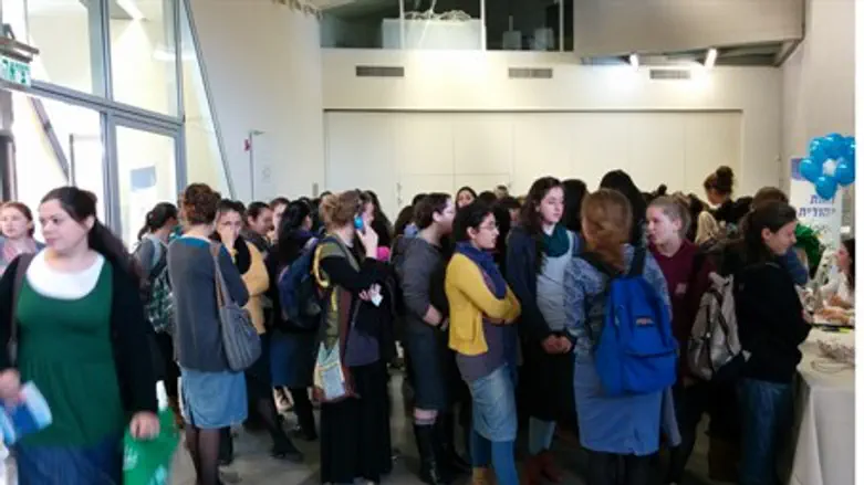 Young women volunteer to spread Jewish educat