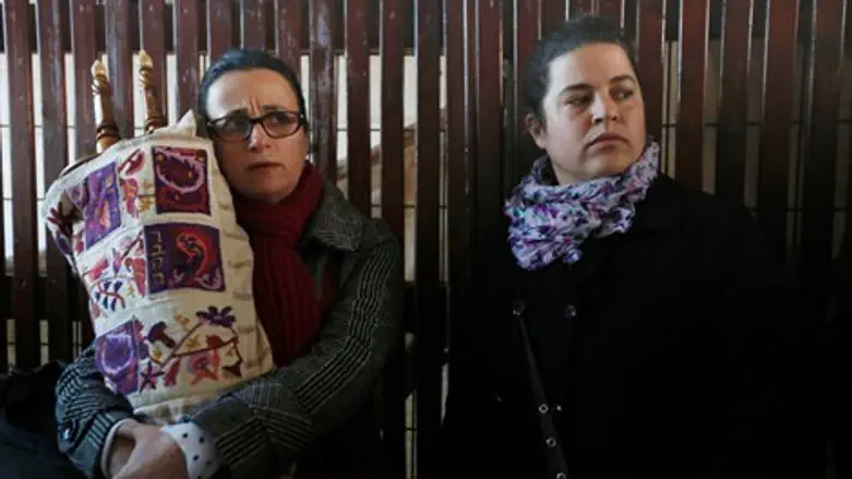 נשארו בחוץ. חברות ההנהלה עם ספר התורה