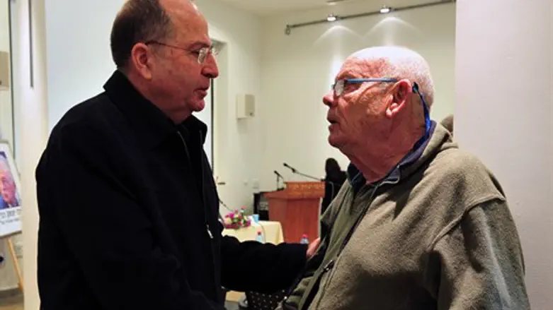 השר יעלון עם השחקן שלמה וישינסקי