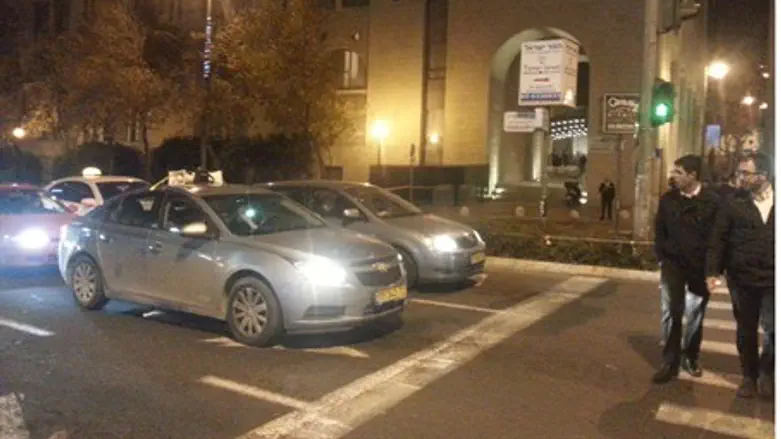 Shomron residents protest outside Kerry's hot