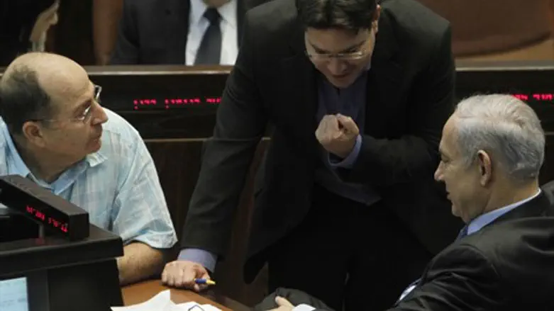 נתניהו, יעלון ואקוניס