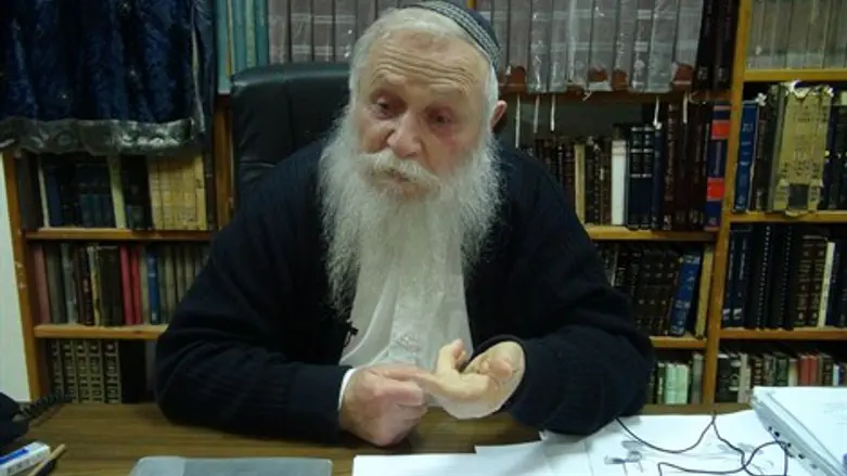 הרב חיים דרוקמן בלשכתו