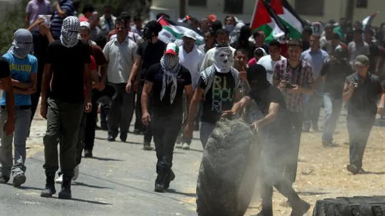 מתפרעים פלסטינים