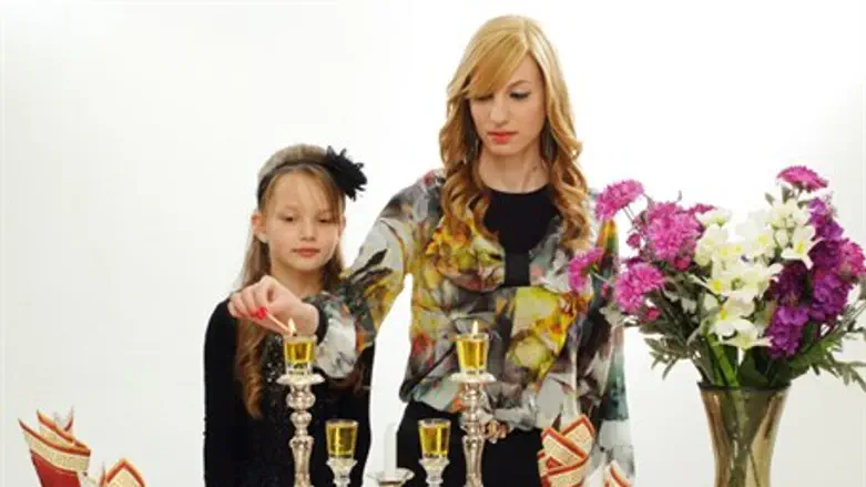 Illustration: Lighting Shabbat candles