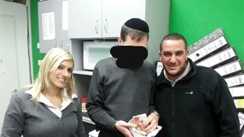 המוצא, המאבד ומנהלת הסניף (מימין לשמאל)