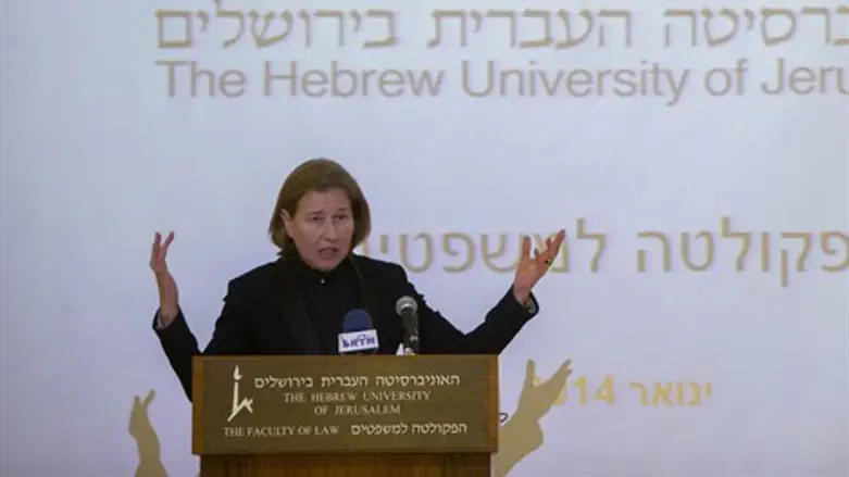 תוקפת. לבני