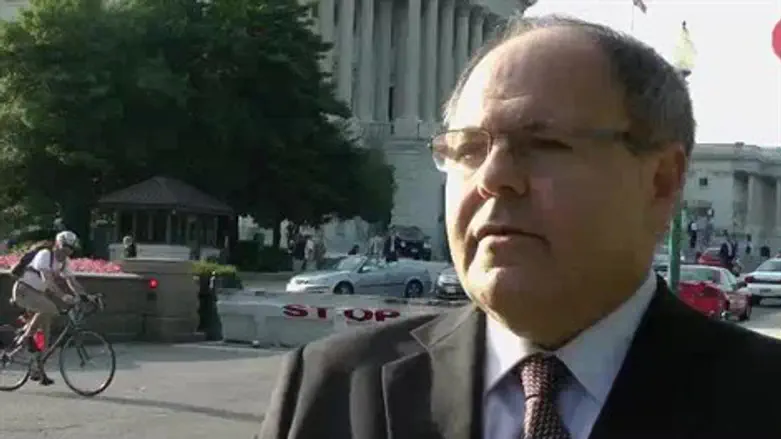 מסביר את יש"ע לאמריקאים. דיין