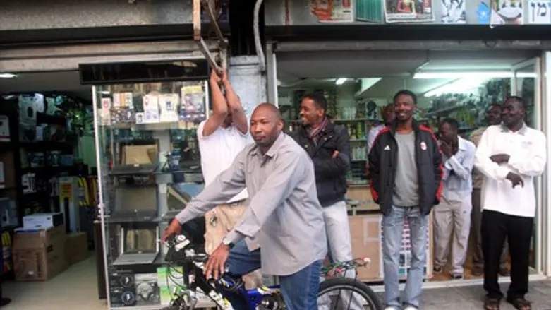 מסתננים באזור התחנה המרכזית בת"א. למצולמים אי