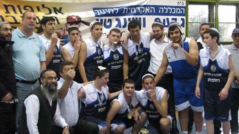 האלופים בתמונה קבוצתית