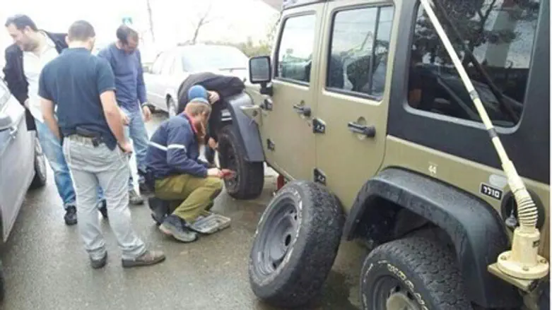 Yitzhar residents repair damaged vehicle