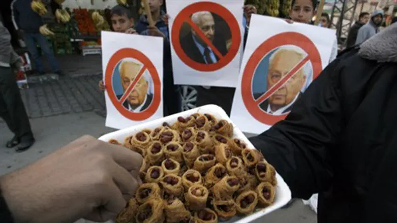 הערבים חוגגים את מותו של שרון