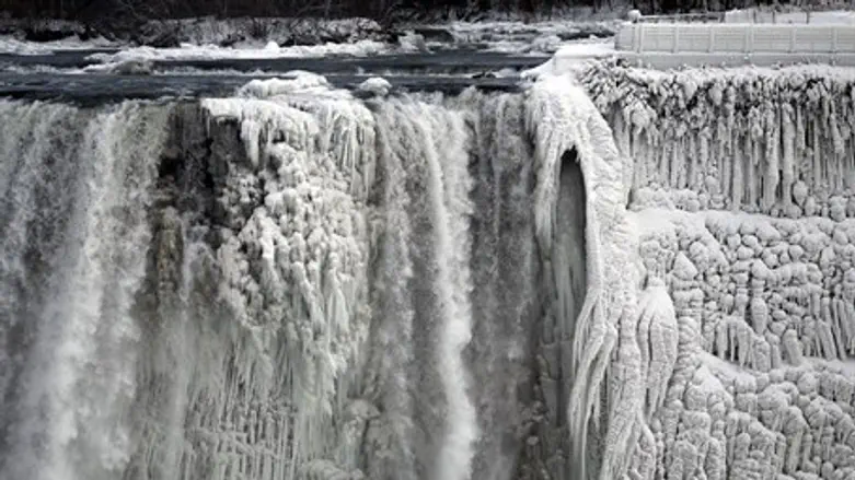 Niagra Falls frozen in polar vortex