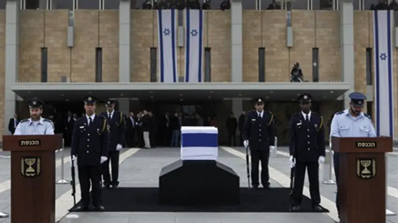 ארונו של שרון מוצב ברחבת הכנסת