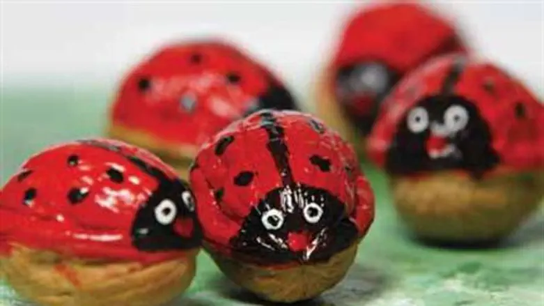 לקשט את שולחן הסדר