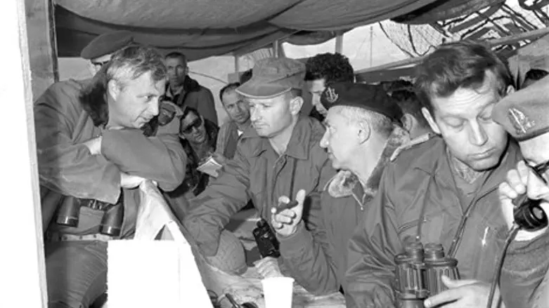 אריאל שרון (משמאל)