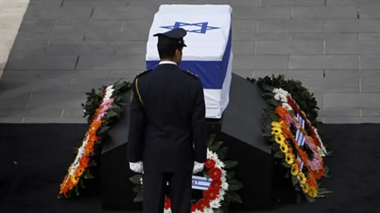 ארונו של שרון ברחבת הכנסת