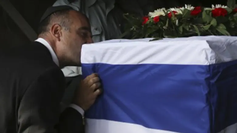 Former Sharon aide kisses his coffin