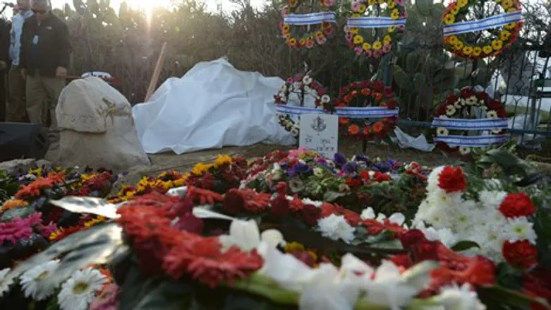 קבר אריאל שרון ולילי שרון בגבעת הכלניות בחוות השקמים