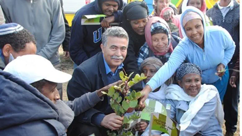 Amir Peretz with Ethiopian immigrants at plan
