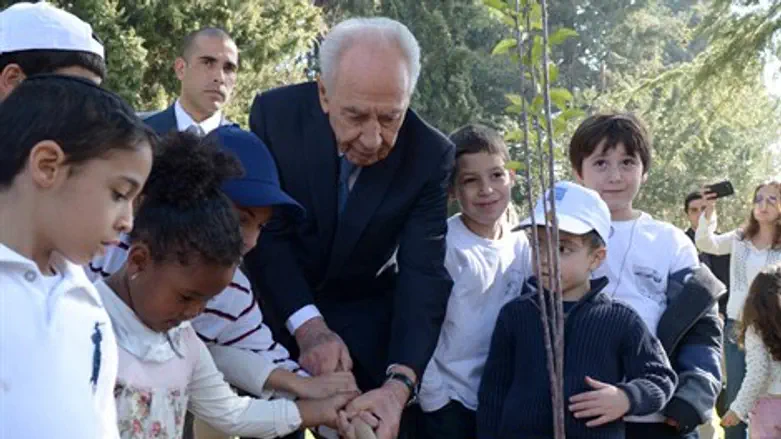 הנשיא נוטע עם ילדי הגן