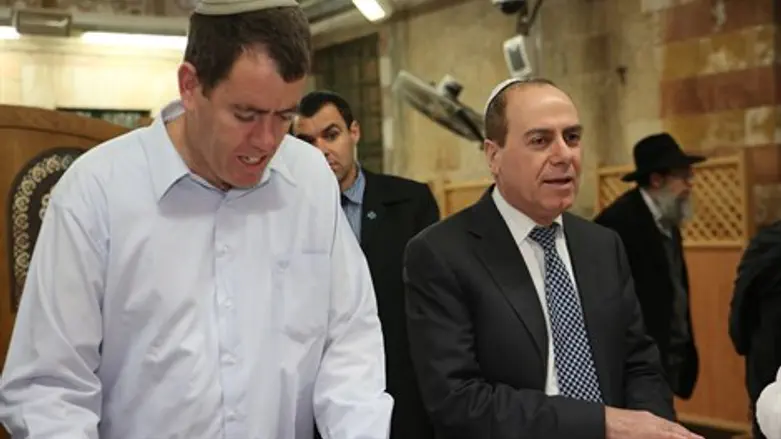 השר שלום בתפילת מנחה במערה