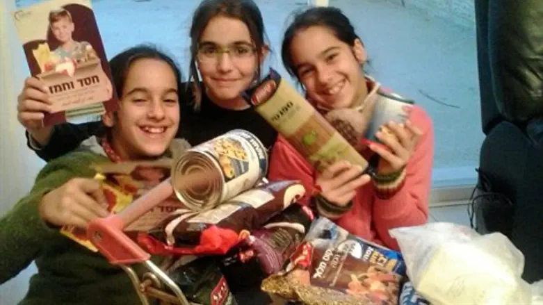 בנות 'אהבת תורה' אדם