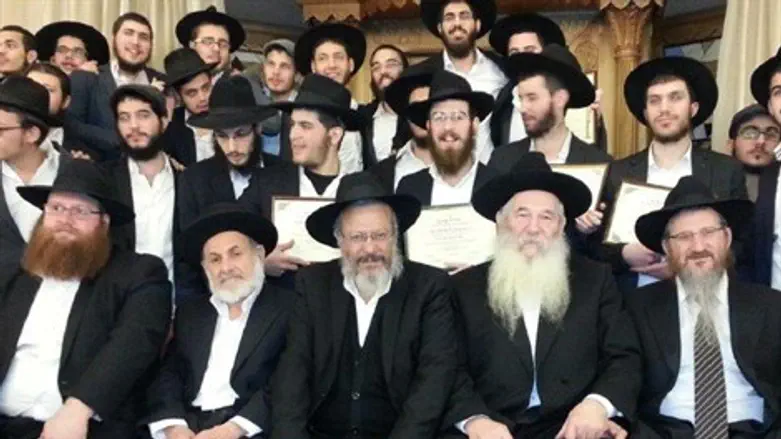 הרבנים הבוחנים עם השוחטים שהוסמכו