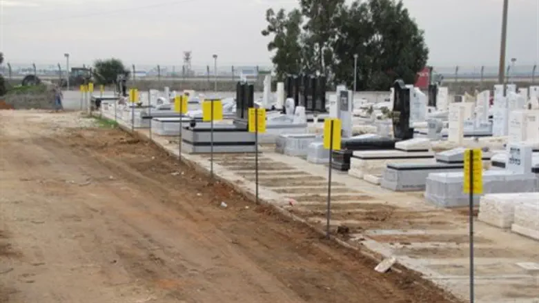 גידור בית העלמין ביהוד