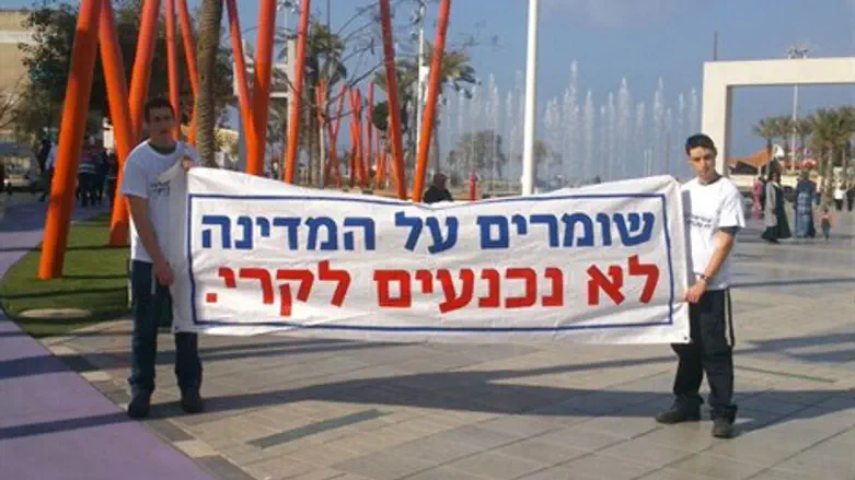 מפגינים נגד קרי