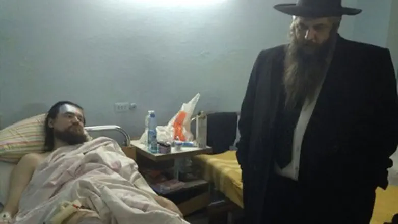 הרב משה אסמן עם הפצוע