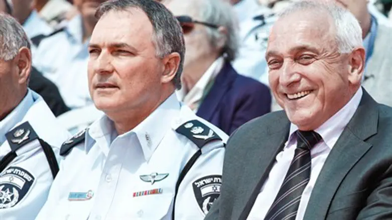 השר אהרונוביץ' והמפכ"ל דנינו