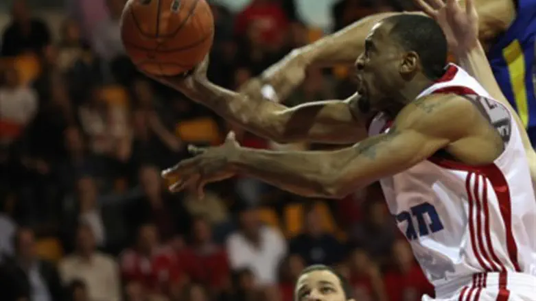 ניצחון עשירי לאדומים