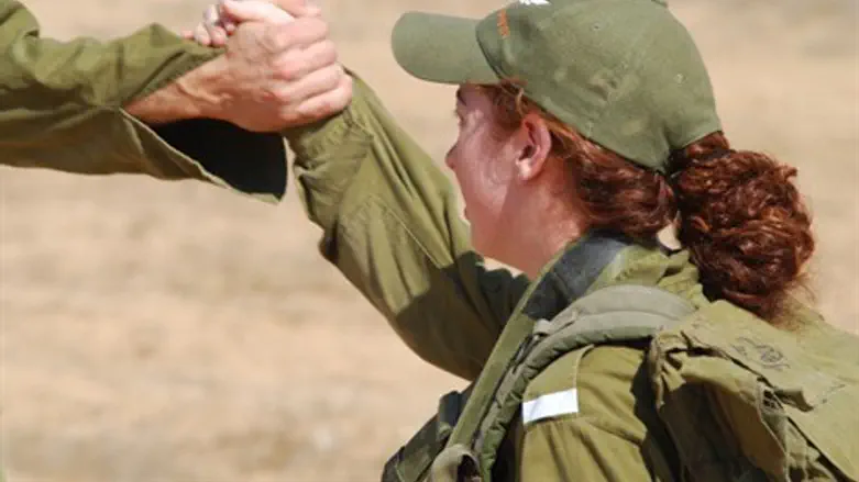 חיילות