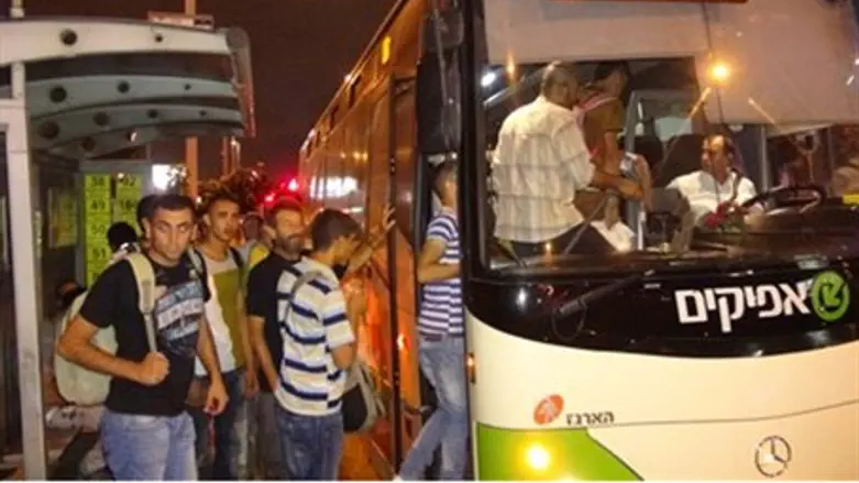 Автобус в Ариэле (Иллюстрация)