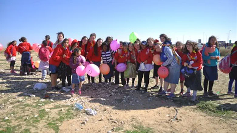 כך הולכים השותלים      