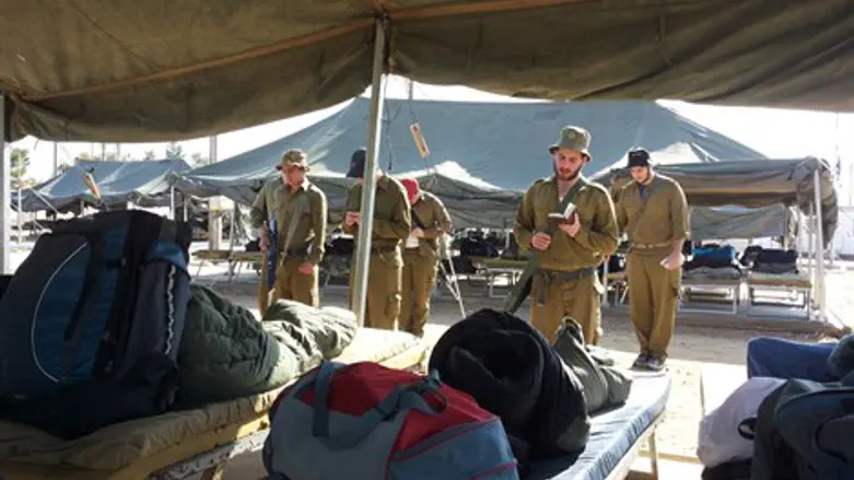 בין קודש לקודש. תלמידי המכינה בתפילה בין האוה