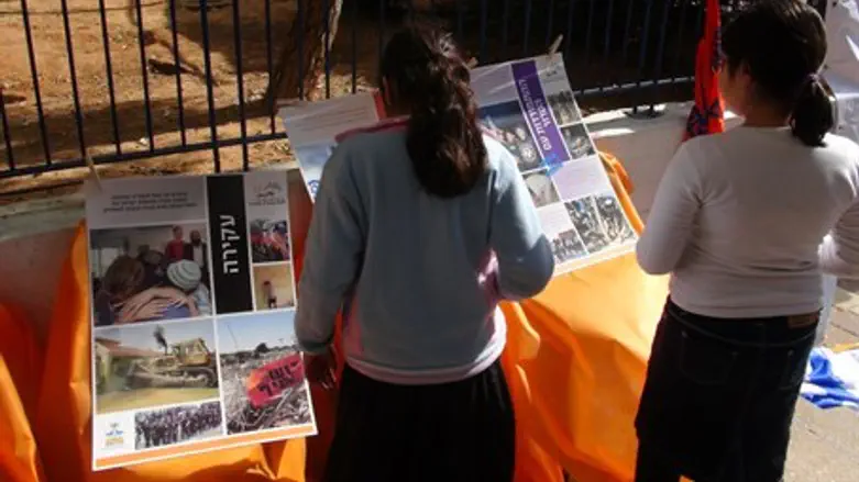 Children learn about Gush Katif - Gush Katif 