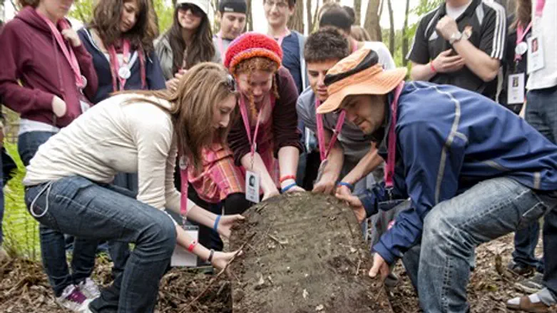 זוכרים את השואה