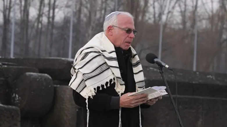 Ариэль в Освенциме в талите Хауфта