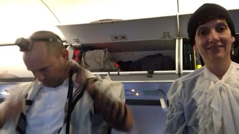 בנט מניח תפילין במטוס התקוע