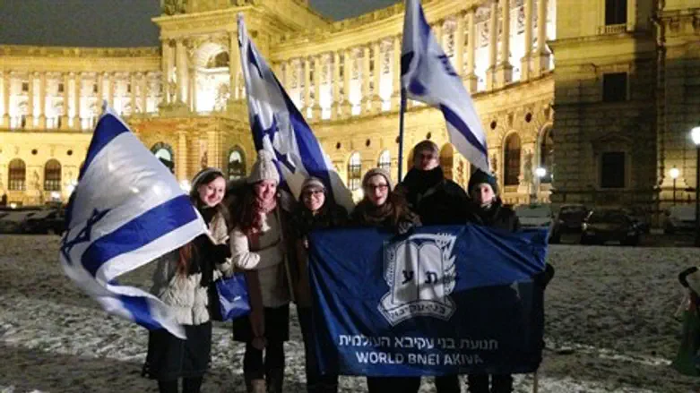 חניכי בני עקיבא בכיכר הלדן