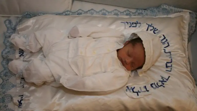 תינוק בברית מילה