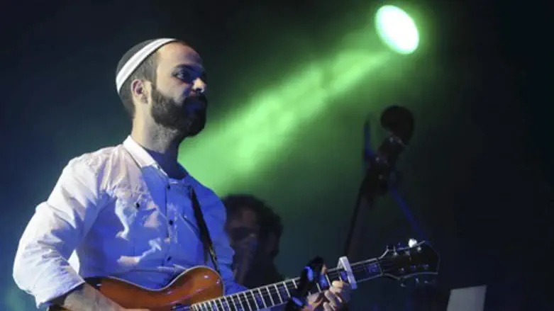 הופעה מרגשת. עמיר בניון.