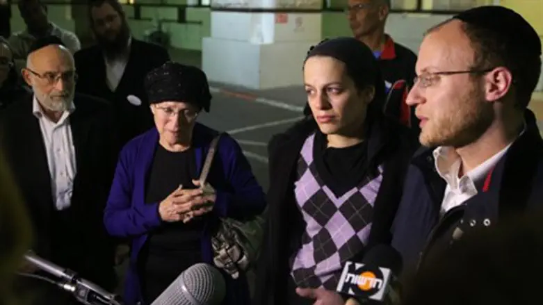 מתפללים ומודים. בני משפחת גרוס בבית החולים