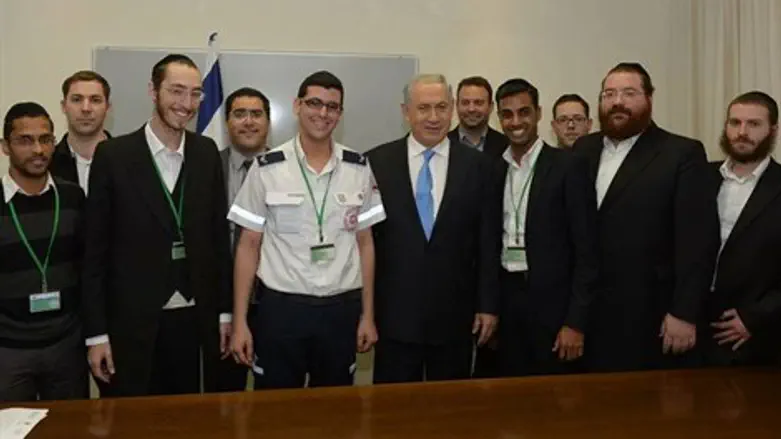 רה"מ נתניהו עם המתנדבים החרדים