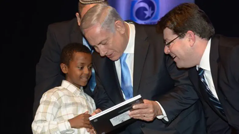 נתניהו ואקוניס בלוד, הערב